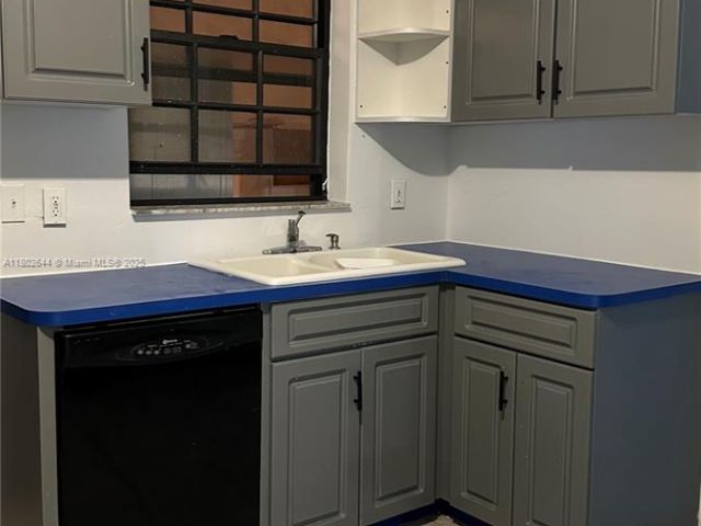 Продажа дома по адресу 18201 NW 5th Ave - фото 6020249