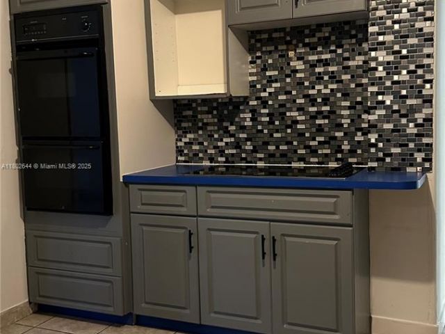 Продажа дома по адресу 18201 NW 5th Ave - фото 6020252