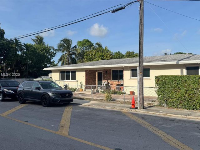 Продажа дома по адресу 111 SW 24th Ave - фото 6025249