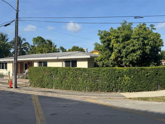 Продажа дома по адресу 111 SW 24th Ave - фото 6025250