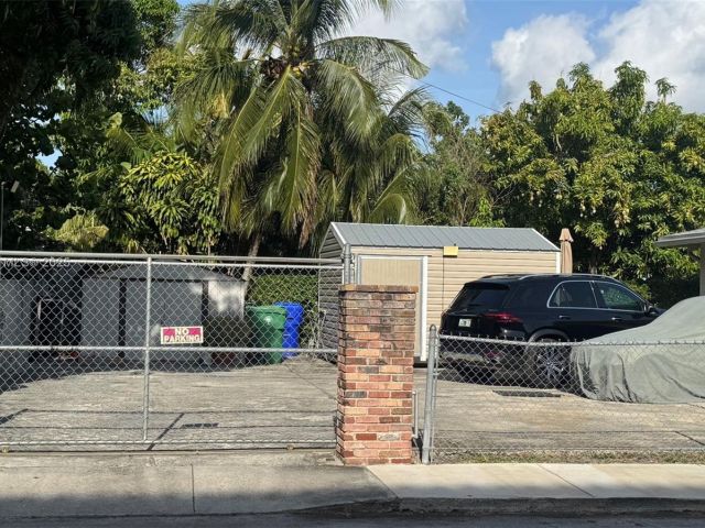 Продажа дома по адресу 111 SW 24th Ave - фото 6025252