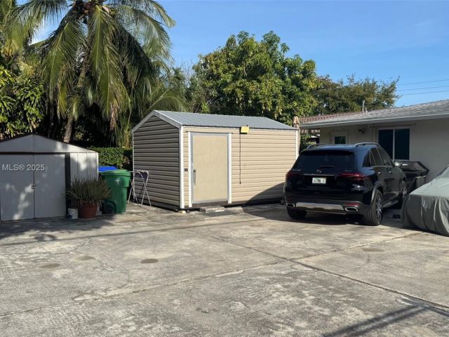 Продажа дома по адресу 111 SW 24th Ave - фото 6025255