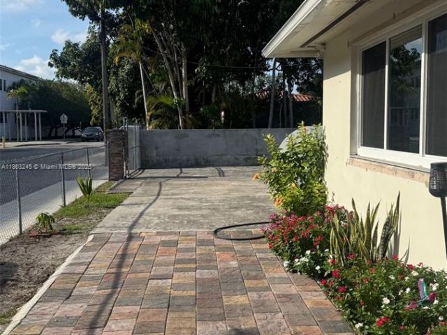 Продажа дома по адресу 111 SW 24th Ave - фото 6025256