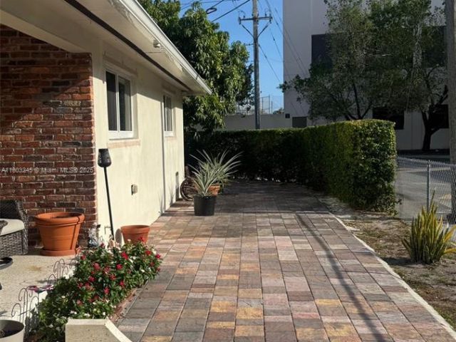 Продажа дома по адресу 111 SW 24th Ave - фото 6025257