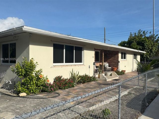 Продажа дома по адресу 111 SW 24th Ave - фото 6025259