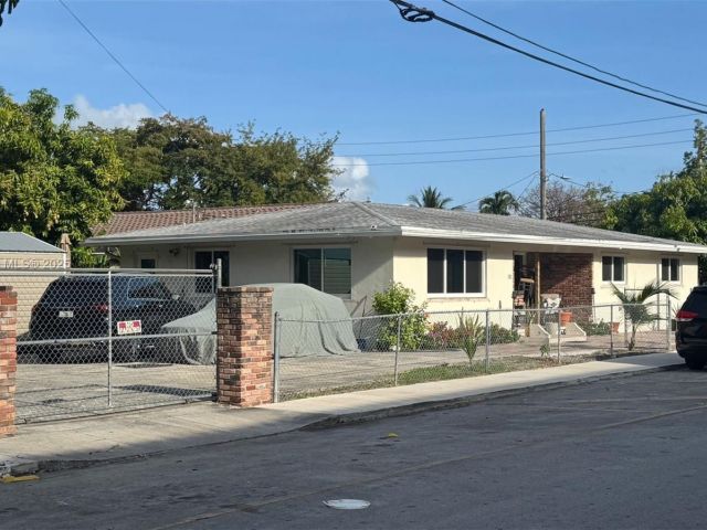 Продажа дома по адресу 111 SW 24th Ave - фото 6025260