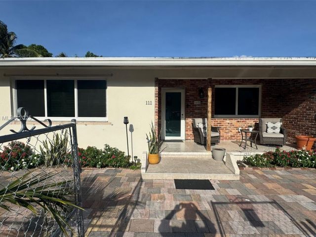 Продажа дома по адресу 111 SW 24th Ave - фото 6025261