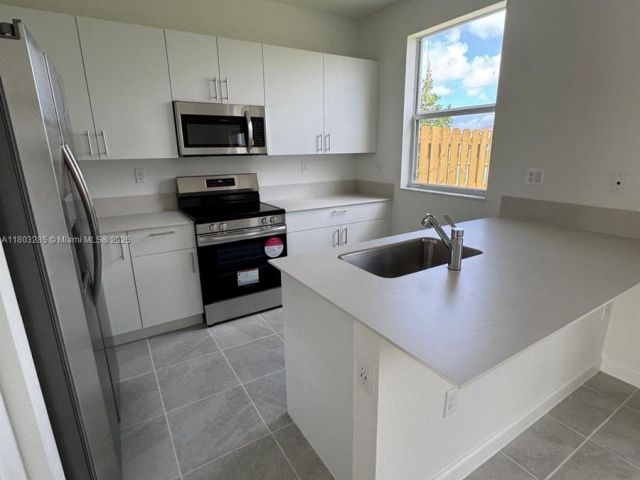 Дом в аренду по адресу 2825 SE 25 . - фото 6028172