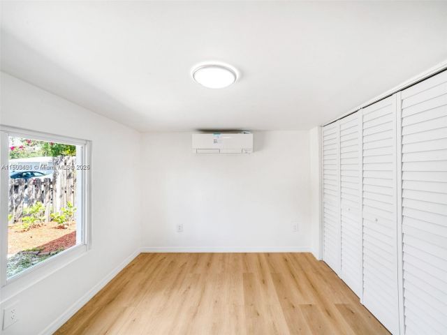 Дом в аренду по адресу 1240 NW 7th Ave 1 - фото 6022006