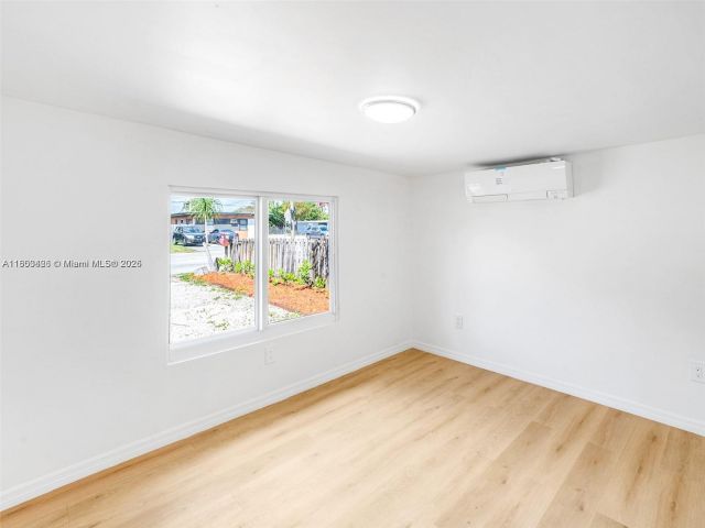 Дом в аренду по адресу 1240 NW 7th Ave 1 - фото 6022007