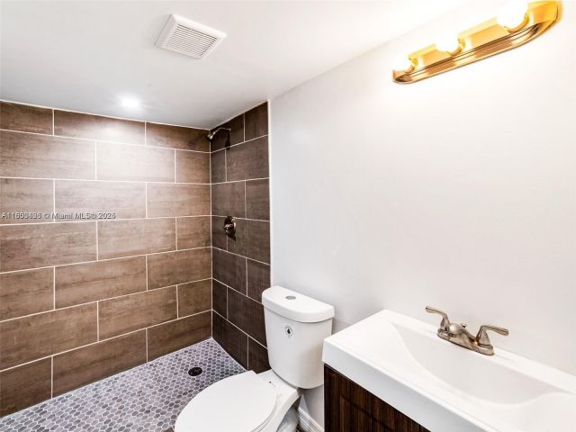 Дом в аренду по адресу 1240 NW 7th Ave 1 - фото 6022008