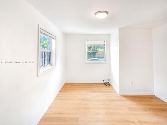 Дом в аренду по адресу 1240 NW 7th Ave 1 - фото 6022009