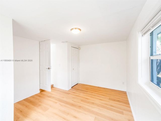 Дом в аренду по адресу 1240 NW 7th Ave 1 - фото 6022010