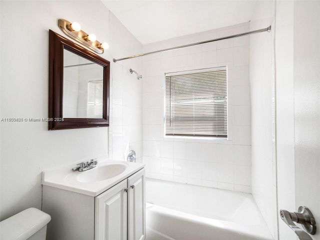 Дом в аренду по адресу 1240 NW 7th Ave 1 - фото 6022011