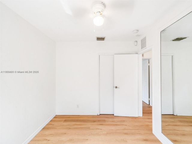 Дом в аренду по адресу 1240 NW 7th Ave 1 - фото 6022012