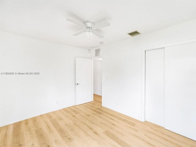 Дом в аренду по адресу 1240 NW 7th Ave 1 - фото 6022013