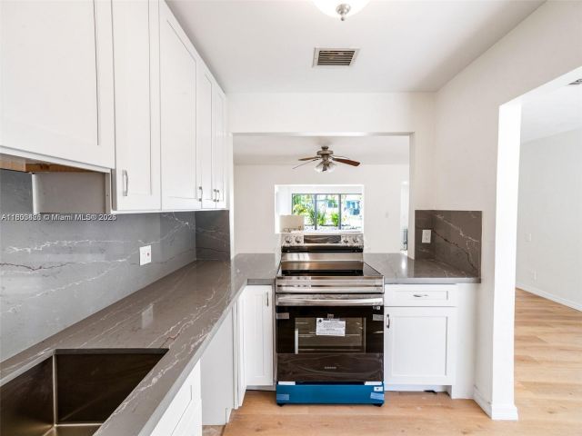 Дом в аренду по адресу 1240 NW 7th Ave 1 - фото 6022016