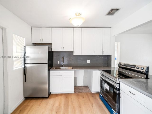 Дом в аренду по адресу 1240 NW 7th Ave 1 - фото 6022017