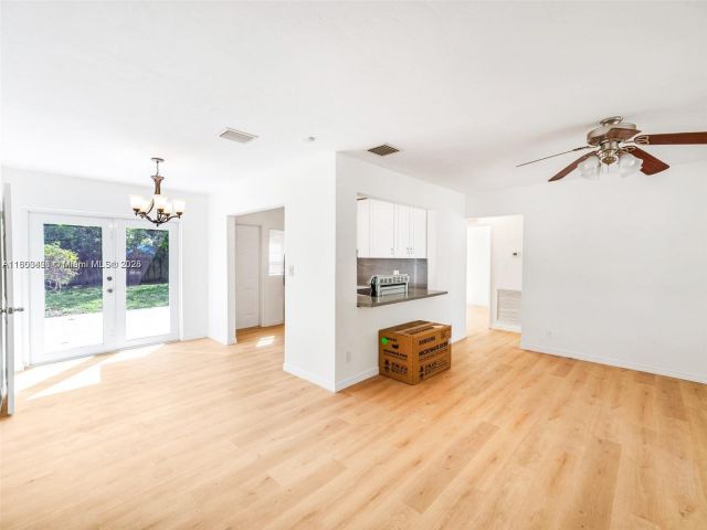 Дом в аренду по адресу 1240 NW 7th Ave 1 - фото 6022018