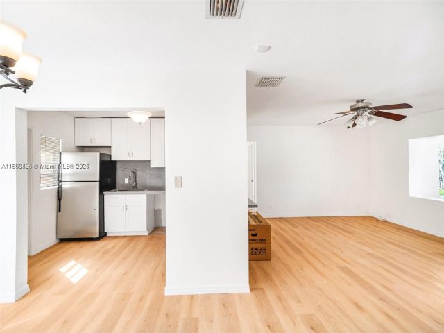 Дом в аренду по адресу 1240 NW 7th Ave 1 - фото 6022020