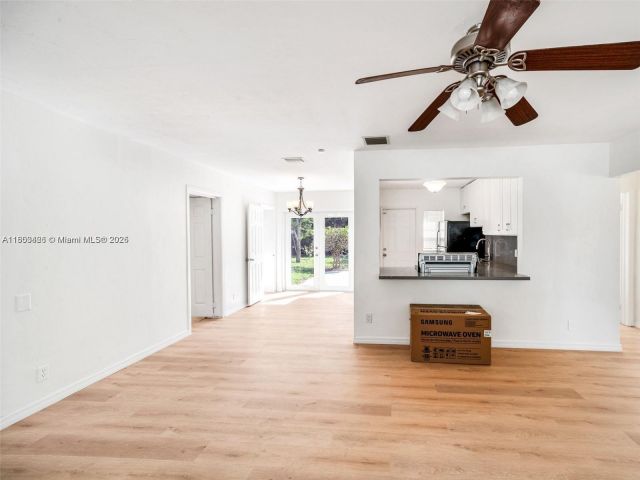 Дом в аренду по адресу 1240 NW 7th Ave 1 - фото 6022022