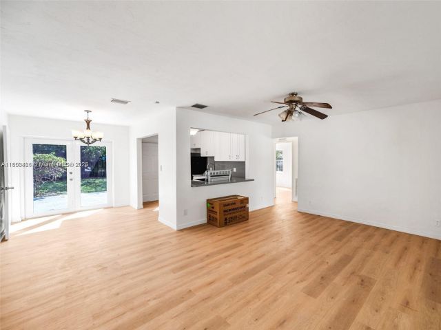 Дом в аренду по адресу 1240 NW 7th Ave 1 - фото 6022023