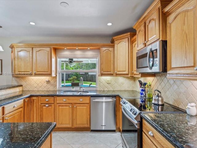 Продажа дома по адресу 9750 SW 143rd Dr - фото 6071386