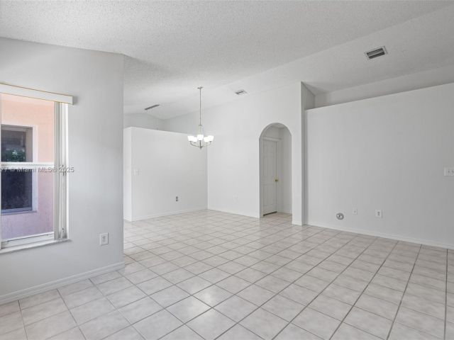 Продажа дома по адресу 14202 SW 151st Ct - фото 6067070