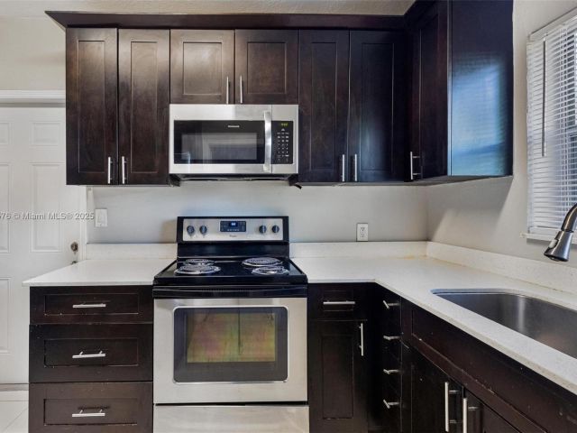 Продажа дома по адресу 3271 Auburn Blvd - фото 6041410