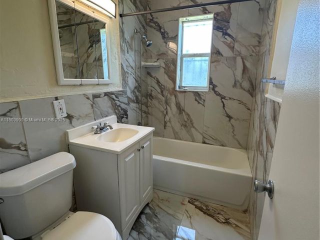 Продажа дома по адресу 10761 SW 221st St - фото 6026133