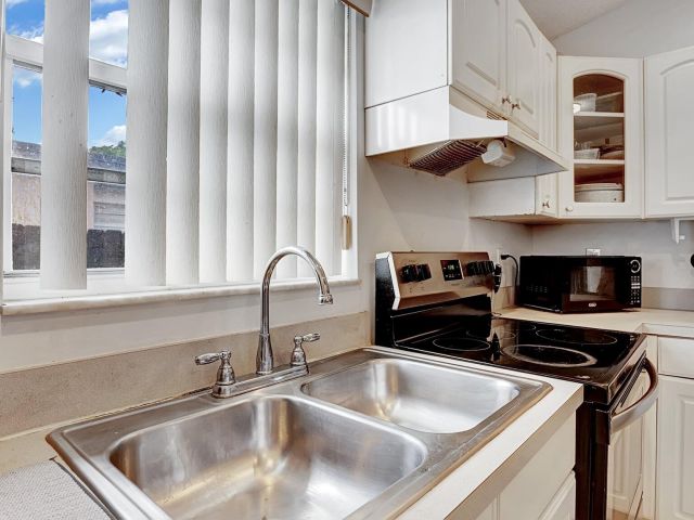 Продажа дома по адресу 339 NW 5th Avenue - фото 6058359