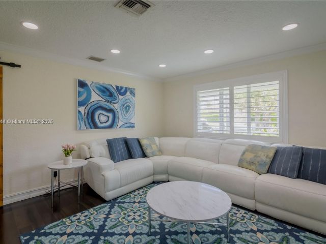 Дом в аренду по адресу 8500 SW 70th St - фото 6031514