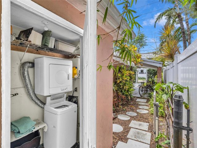 Продажа дома по адресу 1009 NE 6th St - фото 6051094