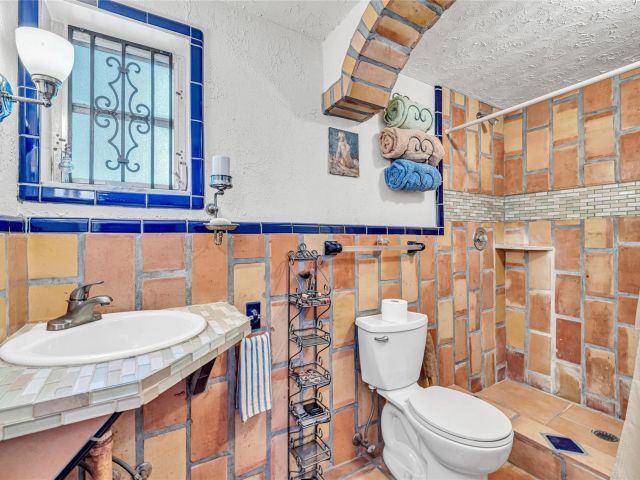 Продажа дома по адресу 1009 NE 6th St - фото 6051096