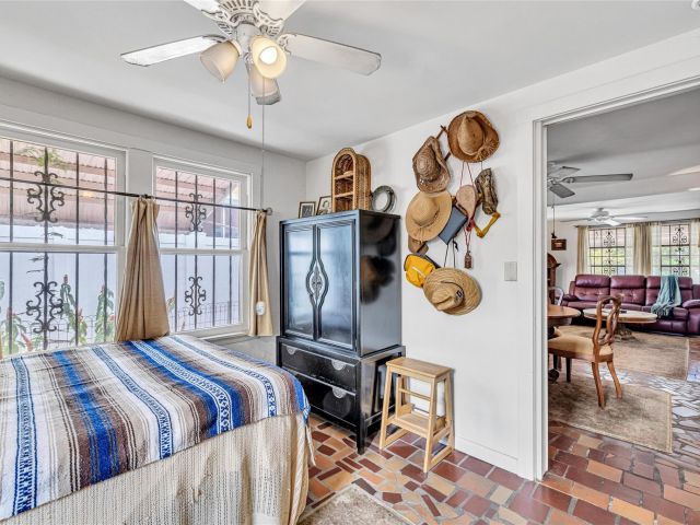 Продажа дома по адресу 1009 NE 6th St - фото 6051097