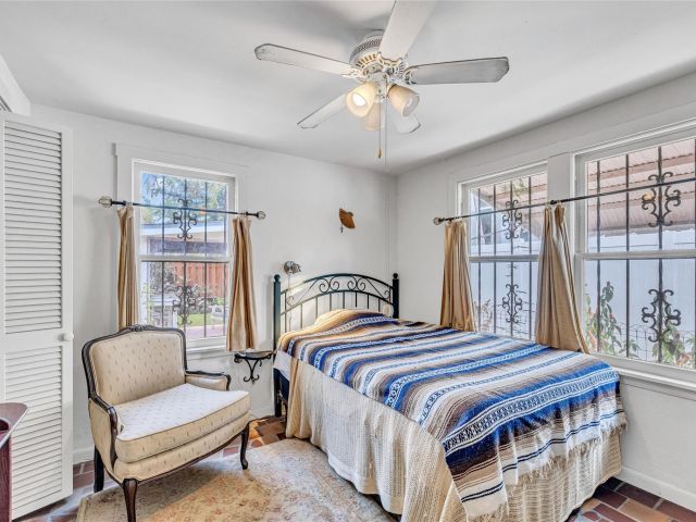 Продажа дома по адресу 1009 NE 6th St - фото 6051098