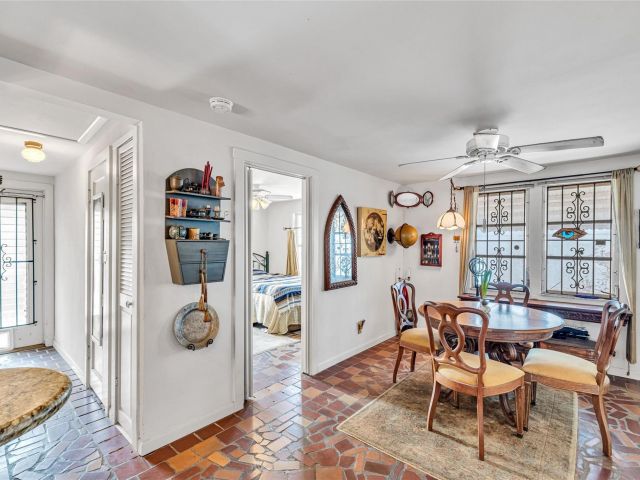 Продажа дома по адресу 1009 NE 6th St - фото 6051099