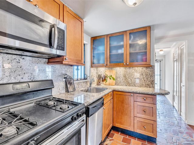 Продажа дома по адресу 1009 NE 6th St - фото 6051100