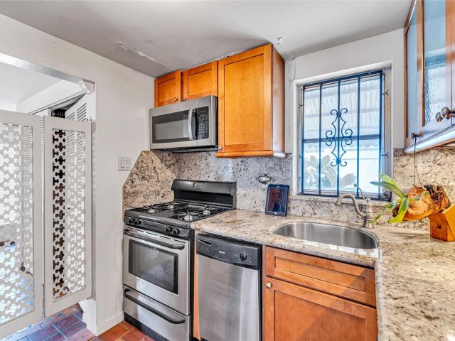 Продажа дома по адресу 1009 NE 6th St - фото 6051101