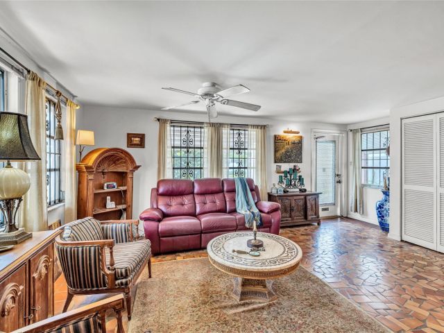 Продажа дома по адресу 1009 NE 6th St - фото 6051103