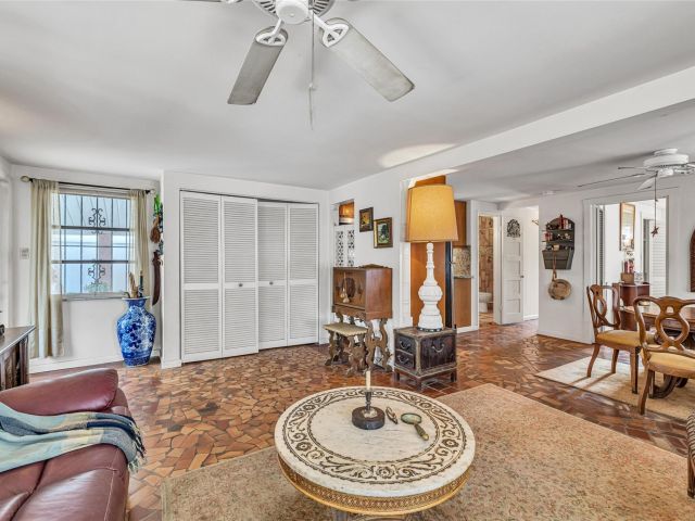 Продажа дома по адресу 1009 NE 6th St - фото 6051104