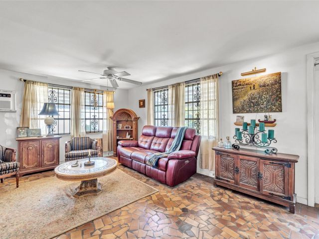 Продажа дома по адресу 1009 NE 6th St - фото 6051105