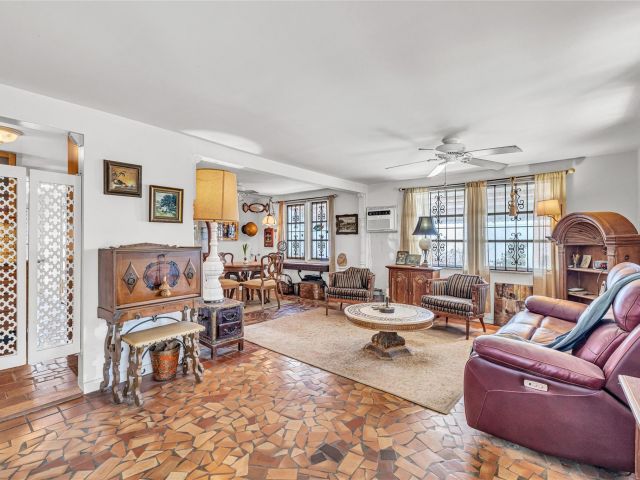 Продажа дома по адресу 1009 NE 6th St - фото 6051106