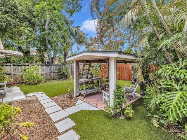 Продажа дома по адресу 1009 NE 6th St - фото 6051107