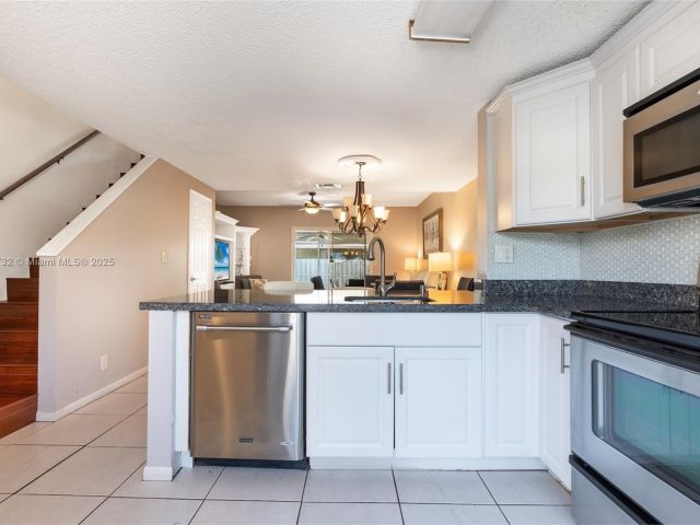 Дом в аренду по адресу 2683 NE 15th St 2683 - фото 6033676