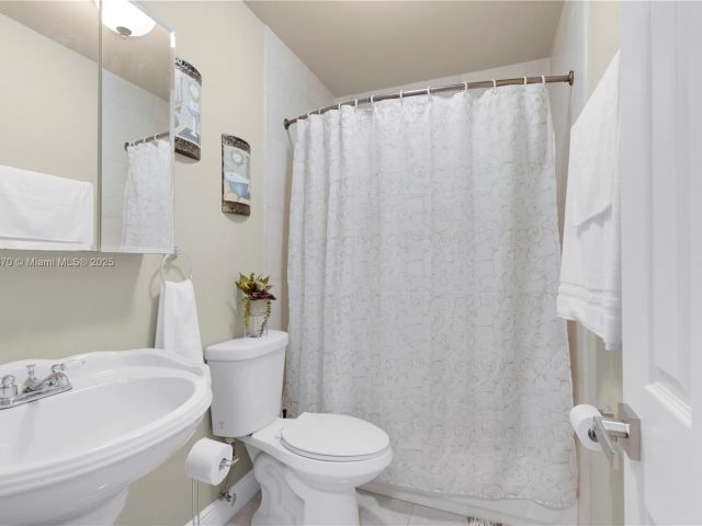 Продажа дома по адресу 19251 SW 118th Ct - фото 6033827