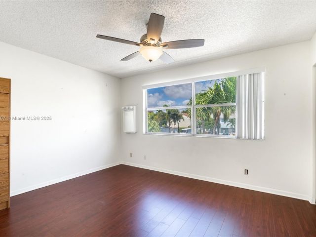 Продажа дома по адресу 2683 NE 15th St - фото 6033646