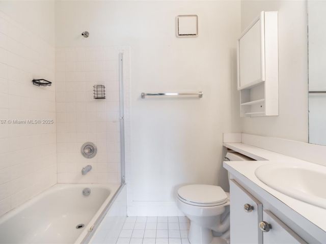 Продажа дома по адресу 2683 NE 15th St - фото 6033649