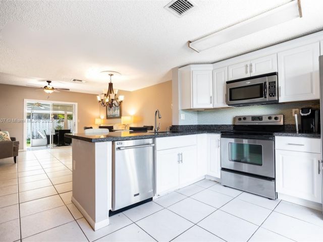 Продажа дома по адресу 2683 NE 15th St - фото 6033656