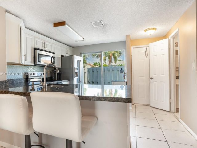 Продажа дома по адресу 2683 NE 15th St - фото 6033657